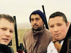 Üç silahşorun av özçekimi