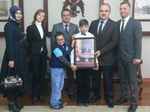 Vali Erol’dan özel çocuklara, çok özel ilgi