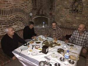 Dört dost yer sofrasında