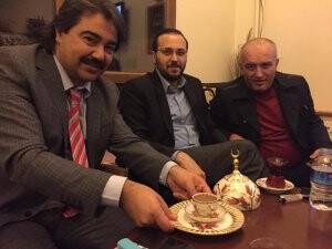 Veli Tolu takımları giymiş