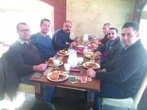 Ali İhsan Baranok ve dostları yemekte