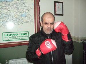 Osman Dikilitaş eldivenleri giymiş