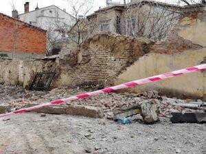 RÜZGARIN YIKTIĞI DUVARIN ALTINDA KALAN ADAM ÖLDÜ