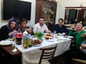 Şahiner ailesi çiğ köfte partisinde