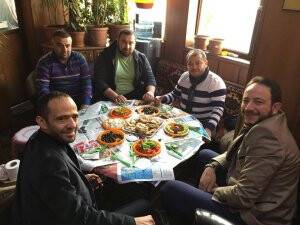 Muhammed Ceylan ve arkadaşları saç böreği ziyafetindeler