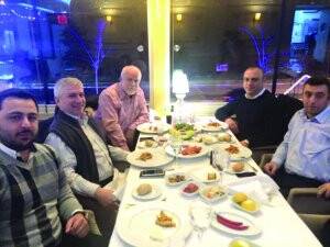 Ömer Demirhan ve dostları yemekte