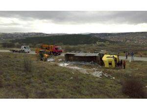 TIR devrildi: 2 yaralı