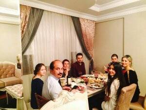 Nurhan Çamöz Açıkbaş ve aile dostları yemekte