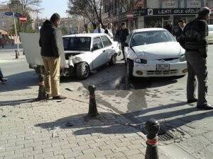 Yine o kavşak yine kaza!
