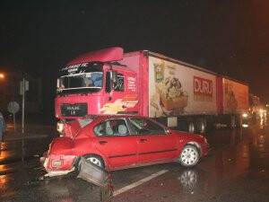 Tır, kırmızı ışıkta duran otomobile çarptı: 2 yaralı