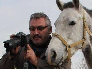 Bayram Kabadayı, ata fotoğrafçılık mı öğretiyor?