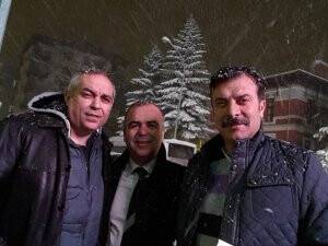 Kar altında neşeli poz