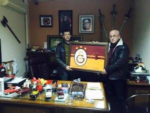 Ahmet Demirkol’a sarı-kırmızı hediye