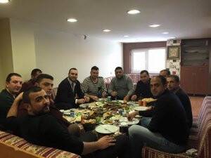 Dostlar mükellef sofrada