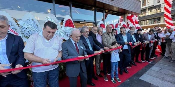 Burger King açılışına katılan AK Parti'lilere tepkiler sürüyor