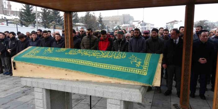 Sabit öğretmen Erzurum'dan Konya'ya dua gözyaşlarıyla uğurlandı