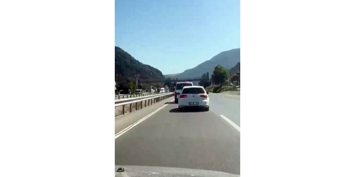Sirenleri umursamadı, orman yangına giden ekibe yol vermedi