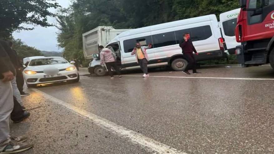 Minibüs kamyona çarptı: Ölü ve yaralılar var!