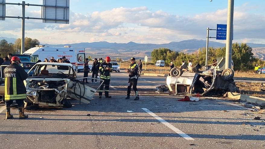 Kavşakta büyük kaza! Yaralılar araçta sıkıştı