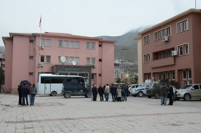 DÜZELTME"Hakkari'de sözde "öz yönetim" ilanına ilişkin soruşturma" başlıklı haberimizde, sehven yazılan "Hamdullah Çiftçi" ismi "Hamdullah Çelebioğlu" olarak düzeltmiştir. Haberimizi düzelterek yeniden yayımlıyoruz.Saygıları