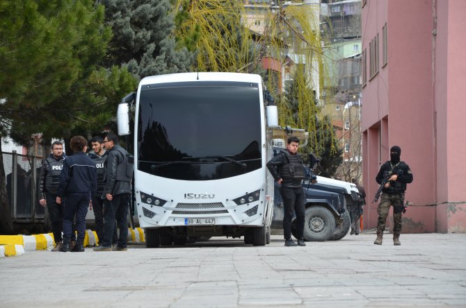 DÜZELTME"Hakkari'de sözde "öz yönetim" ilanına ilişkin soruşturma" başlıklı haberimizde, sehven yazılan "Hamdullah Çiftçi" ismi "Hamdullah Çelebioğlu" olarak düzeltmiştir. Haberimizi düzelterek yeniden yayımlıyoruz.Saygıları