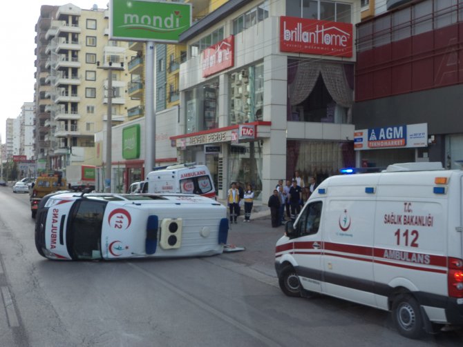 Hasta taşıyan ambulans kaza yaptı
