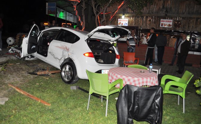 Manisa'da otomobil kafeteryanın bahçesine girdi: 1 yaralı