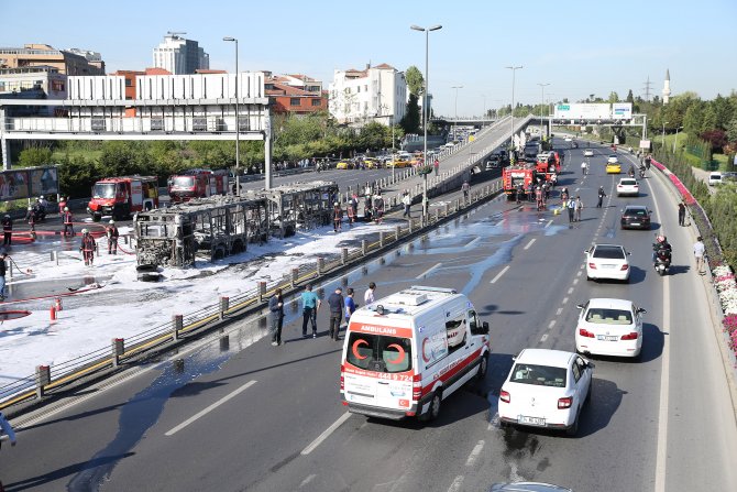 İstanbul'da metrobüs yangını
