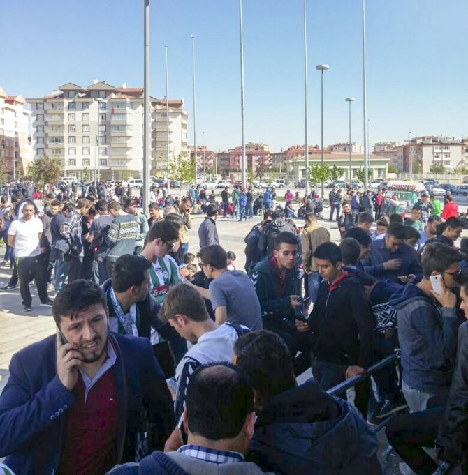 Konya'da Fenerbahçe maçı için bilet kuyruğu