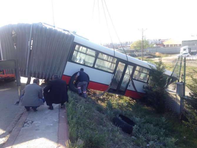 Belediye otobüsü korkuluklarda asılı kaldı