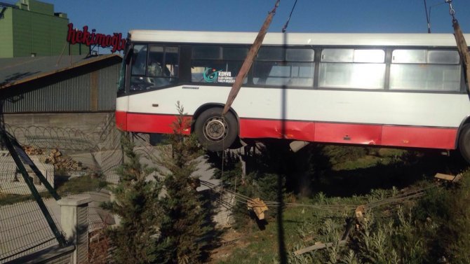 Belediye otobüsü korkuluklarda asılı kaldı