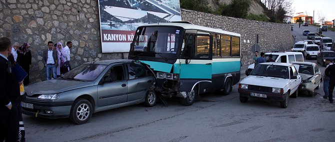 Karabük'te zincirleme trafik kazası: 11 yaralı