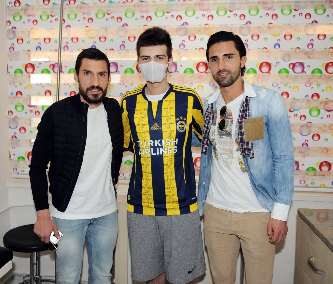 Fenerbahçeli futbolculardan anlamlı ziyaret