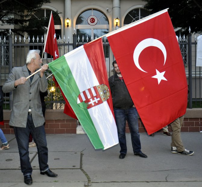 Türkiye'nin Budapeşte Büyükelçiliği önünde nöbet
