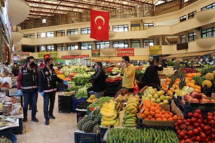 Konya’nın Asırlık Çarşısında  Sosyal Mesafe Kuralına Uyuluyor