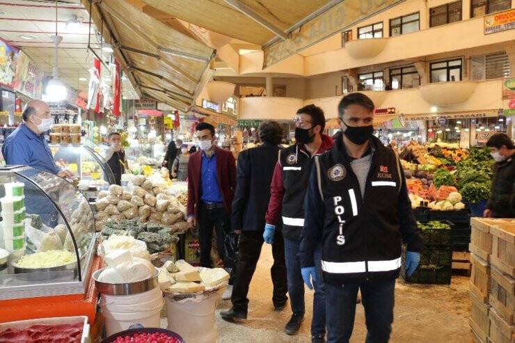 Konya’nın Asırlık Çarşısında  Sosyal Mesafe Kuralına Uyuluyor