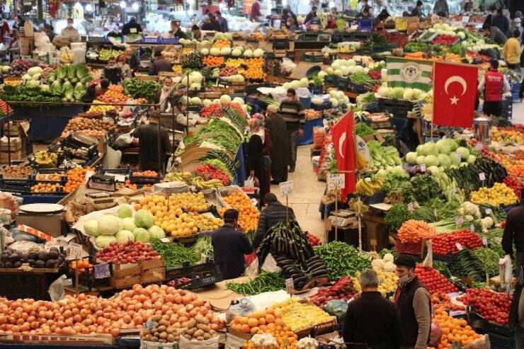 Konya’nın Asırlık Çarşısında  Sosyal Mesafe Kuralına Uyuluyor