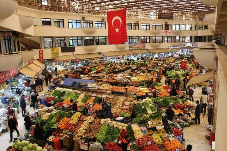 Konya’nın Asırlık Çarşısında  Sosyal Mesafe Kuralına Uyuluyor