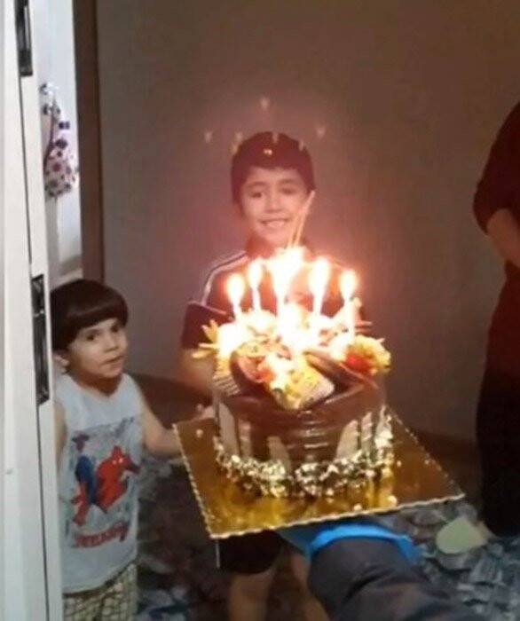 Evden Çıkamayan Çocuğa Polisten Doğum Günü Sürprizi