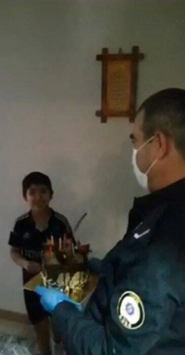 Evden Çıkamayan Çocuğa Polisten Doğum Günü Sürprizi