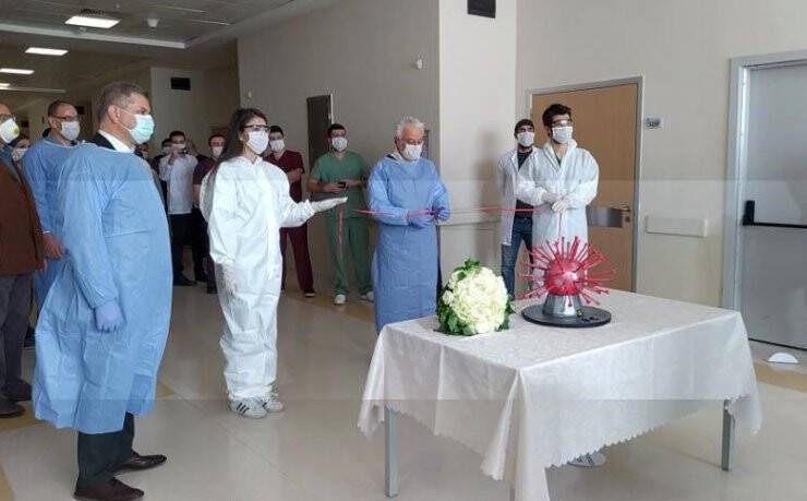 Doktor Ve Hemşire Korona Virüsten Ertelenen Nişanlarını Hastanede Yaptı