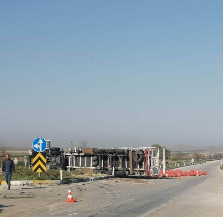 Tırla Çarpışan Traktör İkiye Bölündü