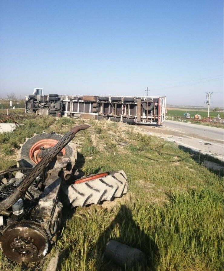 Tırla Çarpışan Traktör İkiye Bölündü