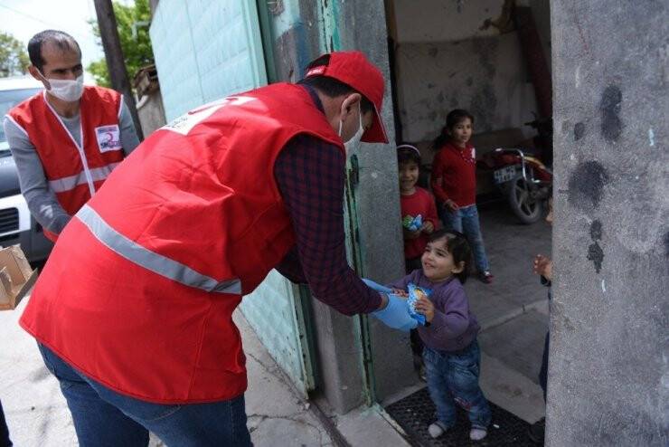 Başkan Kılca, Kızılay Gönüllüsü Olup Ekmek Ve Gıda Kolisi Dağıttı