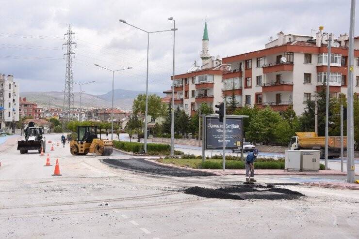 Konya Büyükşehir sokağa çıkma kısıtlamasından  istifade kavşakları düzenliyor