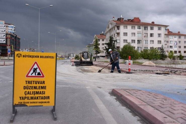 Konya Büyükşehir sokağa çıkma kısıtlamasından  istifade kavşakları düzenliyor