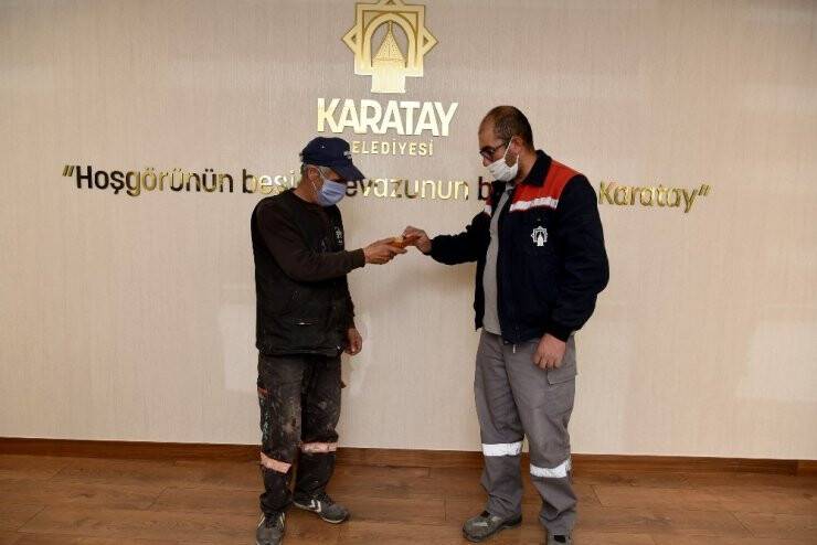 Karatay Personeli, Yolda Bulduğu Cüzdanı Sahibine Teslim Etti