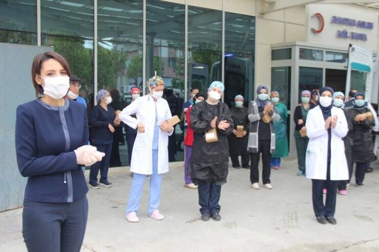 Medaş Çalışanlarından Sağlıkçılara Anneler Günü Sürprizi