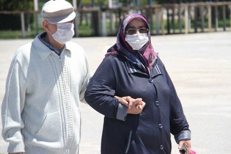 Beyşehir’de 65 Yaş Üstü Vatandaşlar Göl Kenarına Akın Etti