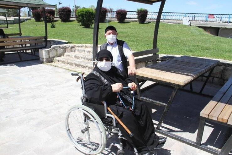 Beyşehir’de 65 Yaş Üstü Vatandaşlar Göl Kenarına Akın Etti